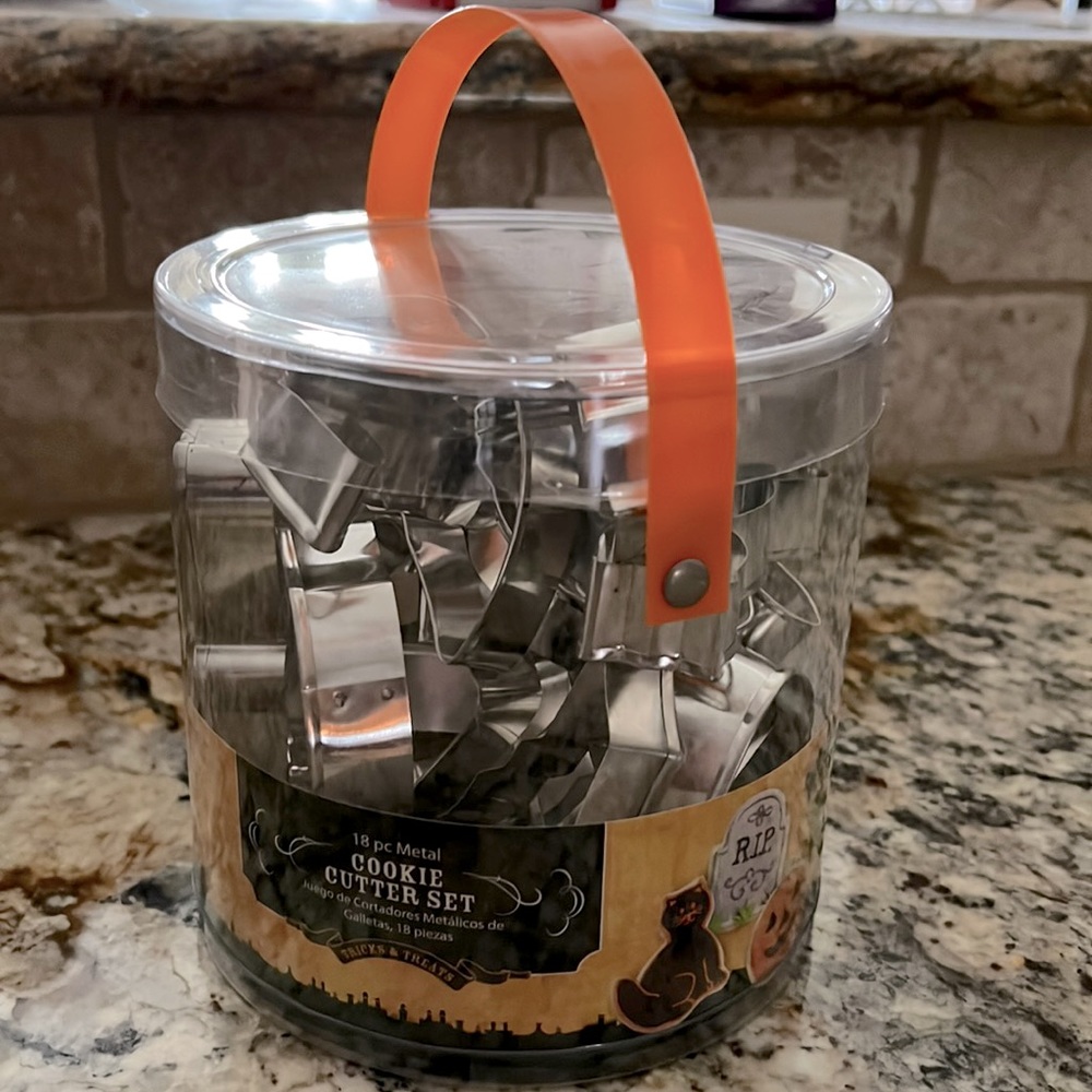 NWT Wilton Halloween Cookie Cutters, set of 18